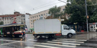 ГАЗель  и легковушка столкнулись на рельсах в Нижнем Новгороде: трамваи встали - фото 1 - vGorodeN.Ru
