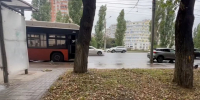 Легковушка протаранила автобус в Нижнем Новгороде: пострадала женщина - фото 1 - vGorodeN.Ru