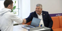 Александр Дронов поблагодарил Эркента Дмитриева за работу с молодёжью и помощь бойцам. - Новгородские Ведомости