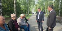 Александр Шуваев пообщался в сквере с жителями Строителя - Сетевое издание Победа 31