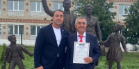 Ранис Камартдинов вручил Иреку Закирову Благодарсть. Фото А. Шарафутдиновой - Газета Знамя