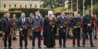 Руководители города и области вместе с воспитанниками международной смены лагеря «Хочу стать десантником» возложили цветы к памятнику основателю Нижнего Новгорода - Администрация г. Нижний Новгород