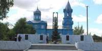 Памятник на фоне церкви - Кизильский вестник