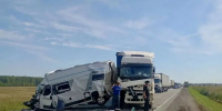 На трассе в Омской области произошло массовое ДТП с грузовиками и автобусом - ИА Новый Омск