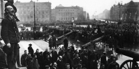 Революционный моряк держит речь на митинге берлинских жителей. Фото: GettyImages.ru - КПРФ