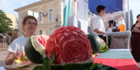 День арбуза астраханцы отметили дегустацией и художественной резкой по корке - Punkt-a.info