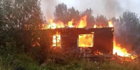 полыхающий дом в поселке - Петрозаводск говорит