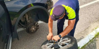 В Воронежской области полицейские помогли семье с 2 детьми починить машину с 2 пробитыми колесами - РИА Воронеж