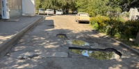 „Опасные подводные сюрпризы“: жительница Волжского просит обратить внимание на разбитый въезд во двор - Блокнот Волжского