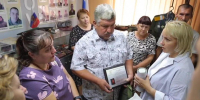 Губернатор ЕАО Мария Костюк вручила памятные медальоны семьям погибших Героев - РИА Биробиджан