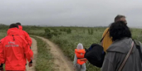 Из бухты Нарва вывезли семью, которая не могла переехать через подтопленную дорогу - NewsVl.Ru