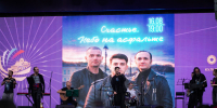 Исторический центр Омска превратился в настоящую театрально-музыкальную гостиную под открытым небом. Традиционный уличный концерт резидентов "Дома актёра" подарил горожанам незабываемый тёплый вечер. Фото: Елизавета Медведева - ИА Омск здесь