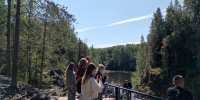 люди фотографируют водопад Кивач - Петрозаводск говорит
