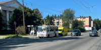 автобус и скорая стоят на остановке в Петрозаводске - Петрозаводск говорит