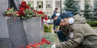 Руководители города и воспитанники лагеря «Хочу стать десантником» возложили цветы к памятнику основателю Нижнего Новгорода - Газета День города. Нижний Новгород