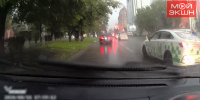 Водитель такси в Благовещенске окатил водой из луж салоны других машин (ВИДЕО) - Asn24.Ru