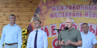 Выступление депутата А. А. Теплякова на фестивале мёда, фото администрации Черепановского района - Законодательное собрание