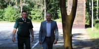 Помощник врио Губернатора Евгений Крехтунов посетил мемориальный комплекс «Лесникам-партизанам» - Управление лесами