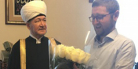 Главный Муфтий Шейх Равиль Гайнутдин поздравляет председателя Духовного управления мусульман города Москвы Ильдара Аляутдинова - Совет муфтиев России