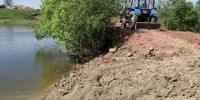 В Кунгуле силами МКУ «Служба» была построена дорога через водоём. - Канский район