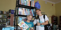 Портрет на фоне книжной полки - Детская библиотека