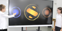Школьники активируют новую интерактивную панель. - Город Шарыпово