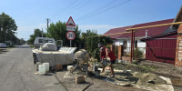 В с.Александровка Ейского района продолжаются работы по устройству нового тротуара - Администрация Ейского района