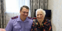 Сотрудник регионального следственного управления поздравил жительницу блокадного Ленинграда Людмилу Васильевну Валикову с днем рождения - Следственный комитет