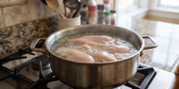 Больше никакой жесткой резины: теперь варю куриное филе для салатов по-новому - выходит сочно и ароматно, пальчики оближешь - Pro Город Ухта
