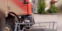 Сегодня самосвал в центре Котласа снёс дорожные ограждения и скамейки - ГТРК Поморье