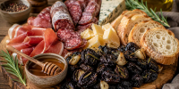 Вялю сливы с чесноком и розмарином: ароматная закуска хороша к мясу и сырам - Кубанские Новости