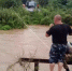 Фото: скриншот @maglipogoda_kanal | Жители приморского села получают товары по верёвочной переправе из-за разлива реки - PrimPress.Ru