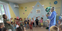 Центральная библиотека организовала выездное поздравление в детский сад в ростовой кукле - Библиотечно-музейный центр м. р. им. Полины Осипенко