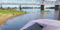 Астраханские спасатели нашли тело неизвестного в лотосовых полях - Bloknot-Astrakhan.Ru