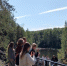люди фотографируют водопад Кивач - Петрозаводск говорит