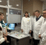 Специалисты челябинского областного центра "Семья" рассказывают Татьяне Голиковой и Михаилу Мурашко об услугах, Изображение. - Министерство социальных отношений