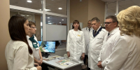 Специалисты челябинского областного центра "Семья" рассказывают Татьяне Голиковой и Михаилу Мурашко об услугах, Изображение. - Министерство социальных отношений