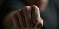 В Иркутской области отец избил 16-летнюю дочь и получил за это 180 часов обязательных работ - ИА Тайшет24
