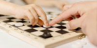 close-up-kid-playing-chess - ТРК Щелково