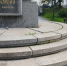 Памятник Кирову в Мурманске прорастает травой - SeverPost.ru