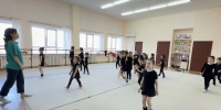 Танцевально‑гимнастическая разминка для детей прошла в ДДТ в рамках марафона «Сила России» - Единая Россия