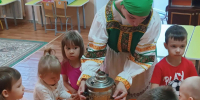 В МБДОУ — детский сад № 14 «Рябинка», в группе «Солнышко», 17 августа прошёл уютный и познавательный «День самовара»!. - Администрация г. Клинцы