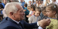 Фото: Евгений Кожевников. Губернатор Томской области В.Мазур награждает детей - Томское отделение РГО