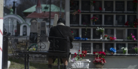 В Омске автомобилисты столкнулись с платным въездом на городские кладбища - Комсомольская Правда