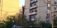 «Огрызок дерева с проводами» оставили вместо фонаря во дворе Ростова после урагана - DonDay.Ru