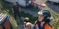 Спасатели доставали с гаража: новосибирец чудом выжил после падения со второго этажа - Precedent.TV