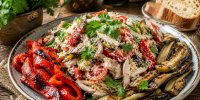 Запекаю перец, обжариваю баклажаны и добавляю курицу: сытный салат из сезонных овощей - Кубанские Новости