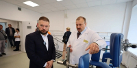 Евгений Поддубный и Дмитрий Перминов оценили условия лечения бойцов в обновленном омском госпитале - 12 канал