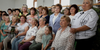 В Усть-Абакане волонтёры плетут маскировочные сети для бойцов на передовой - Республиканская телевизионная сеть