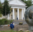 Благоустройство сквера на улице Лизы Чайкиной в Великих Луках выходит на финишную прямую - Luki.Ru